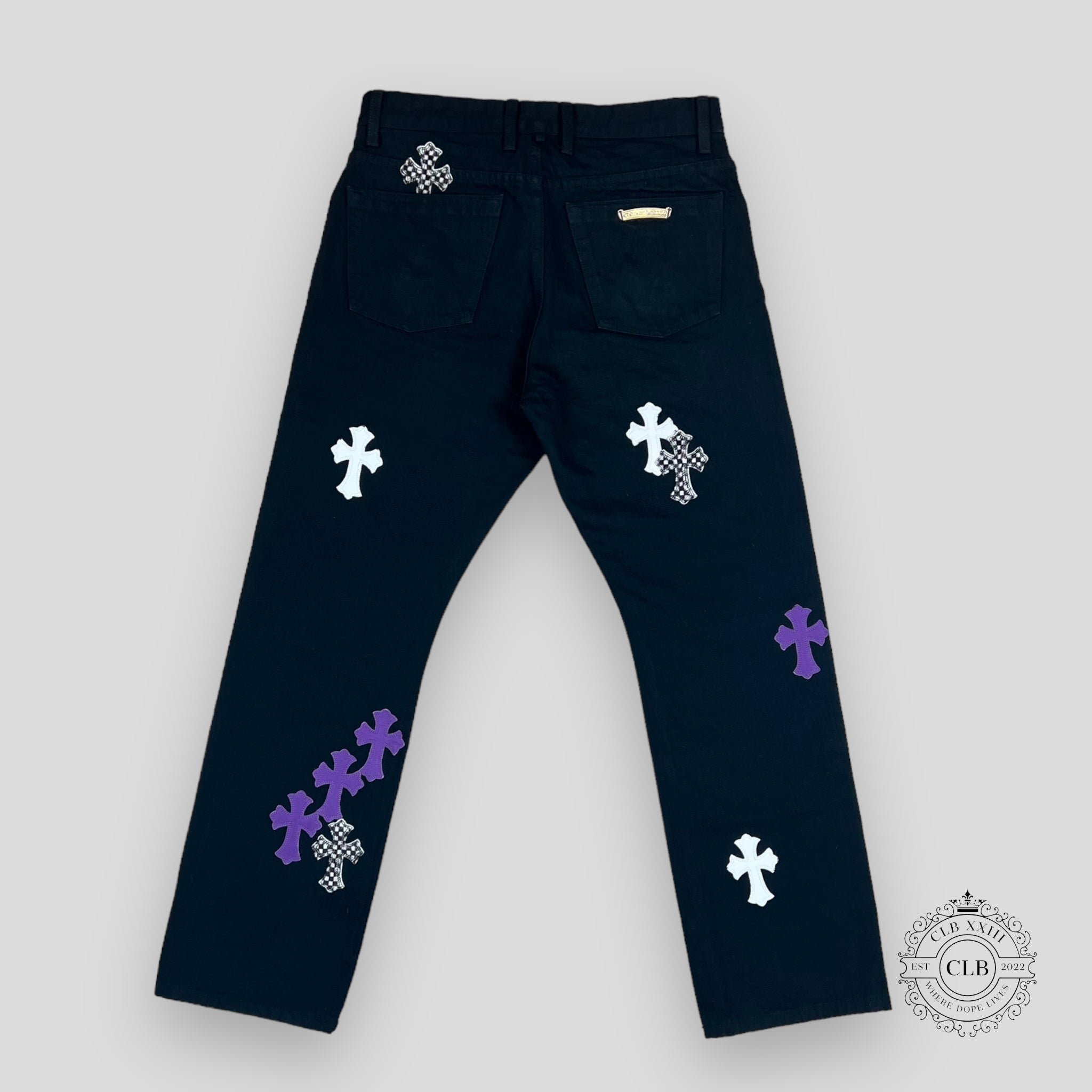 CHROME HEARTS CROSS PATCH FLEURKNEE JEANS - BLACK / PURPLE