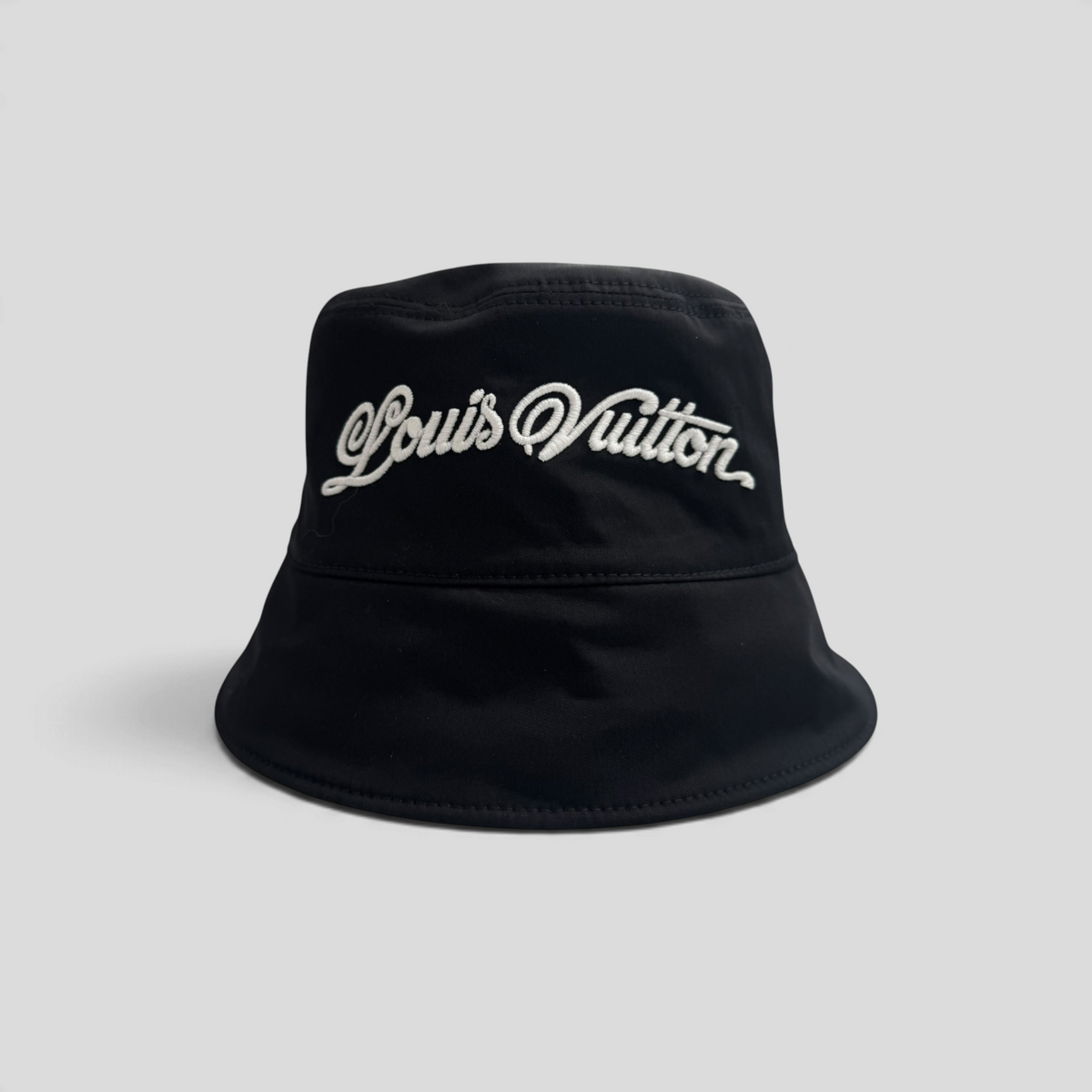 CLB XXIII Louis Vuitton reversible bucket hat in black cotton with white embroidered logo lettering